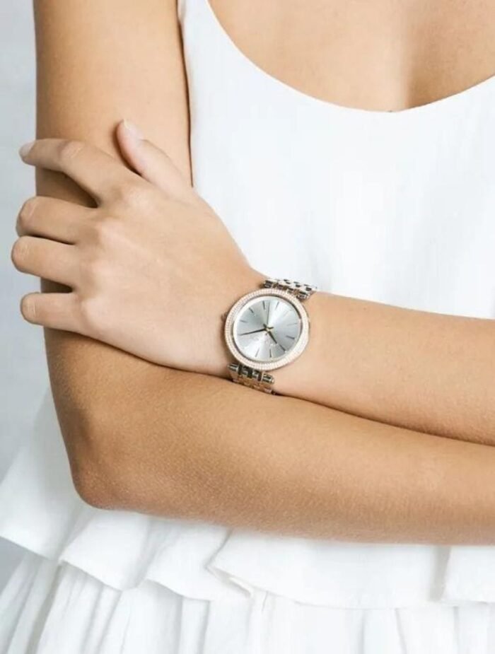 Marque: Michael Kors Modèle: Darci Boîtier: Diamètre : 39 mm Epaisseur : 7 mm Acier inoxydable Argent, doré Cadran: Verre : Minéral Argent Bracelet: Largeur : 19 mm Acier inoxydable Argent, doré Etanchéité: 50 m (5 ATM) Type de boucle: Boucle déployante Détails techniques: Dateur Chronomètre