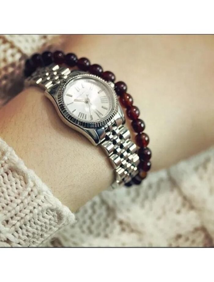 Marque: Michael Kors Modèle: Lexington Boîtier: Diamètre : 26 mm Epaisseur : 8.5 mm Acier inoxydable Idéal pour petit poignet Cadran: Verre : Minéral Argent Bracelet: Largeur : 12.5 mm Acier inoxydable Argent, doré Type de boucle: Boucle déployante Etanchéité: 100 m (10 ATM) Détails techniques: Dateur Chronomètre