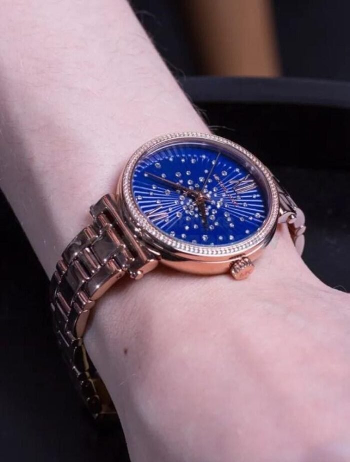Marque: Michael Kors Modèle: Darci Boîtier: Diamètre : 36 mm Epaisseur : 7 mm Acier inoxydable Black Cadran: Verre : Minéral Black Bracelet: Largeur : 14 mm Acier inoxydable Black Etanchéité: 50 m (5 ATM) Type de boucle: Boucle déployante