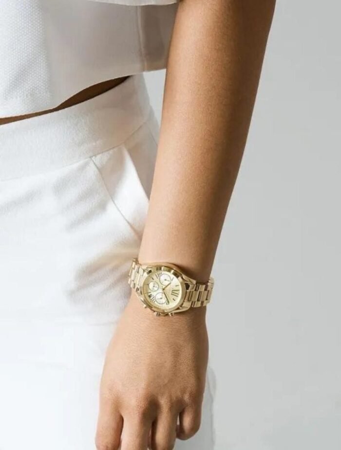 Marque: Michael Kors Modèle: Bradshaw Boîtier: Diamètre : 36 mm Epaisseur : 11 mm Acier inoxydable Cadran: Verre : Minéral Bracelet: Largeur : 20 mm Acier inoxydable Etanchéité: 100 m (10 ATM) Type de boucle: Boucle déployante Détails techniques: Dateur Chronomètre
