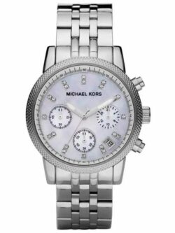 Marque: Michael Kors Modèle: Ritz Boîtier: Diamètre : 38 mm Epaisseur : 12 mm Acier inoxydable Argent Cadran: Verre : Minéral Argent Bracelet: Largeur : 20 mm Acier inoxydable Argent Etanchéité: 50 m (5 ATM) Type de boucle: Boucle déployante Détails techniques: Dateur Chronomètre