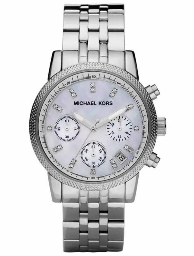 Marque: Michael Kors Modèle: Ritz Boîtier: Diamètre : 38 mm Epaisseur : 12 mm Acier inoxydable Argent Cadran: Verre : Minéral Argent Bracelet: Largeur : 20 mm Acier inoxydable Argent Etanchéité: 50 m (5 ATM) Type de boucle: Boucle déployante Détails techniques: Dateur Chronomètre