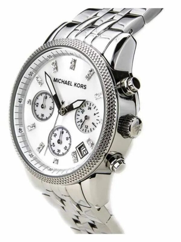Marque: Michael Kors Modèle: Ritz Boîtier: Diamètre : 38 mm Epaisseur : 12 mm Acier inoxydable Argent Cadran: Verre : Minéral Argent Bracelet: Largeur : 20 mm Acier inoxydable Argent Etanchéité: 50 m (5 ATM) Type de boucle: Boucle déployante Détails techniques: Dateur Chronomètre
