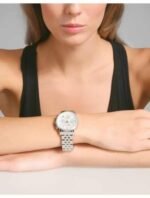 Marque: Michael Kors Modèle: Ritz Boîtier: Diamètre : 38 mm Epaisseur : 12 mm Acier inoxydable Argent Cadran: Verre : Minéral Argent Bracelet: Largeur : 20 mm Acier inoxydable Argent Etanchéité: 50 m (5 ATM) Type de boucle: Boucle déployante Détails techniques: Dateur Chronomètre