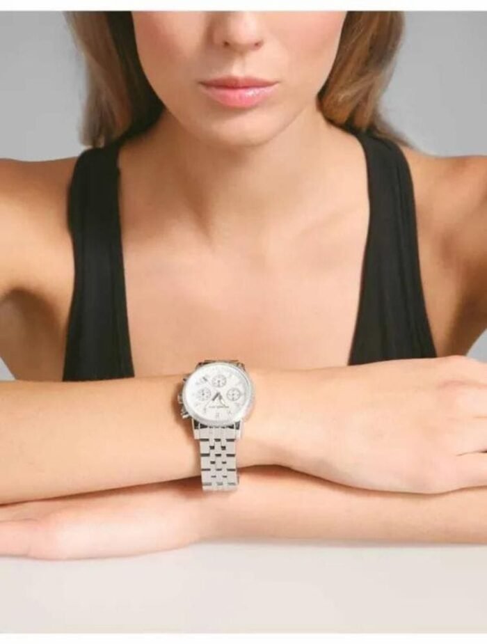 Marque: Michael Kors Modèle: Ritz Boîtier: Diamètre : 38 mm Epaisseur : 12 mm Acier inoxydable Argent Cadran: Verre : Minéral Argent Bracelet: Largeur : 20 mm Acier inoxydable Argent Etanchéité: 50 m (5 ATM) Type de boucle: Boucle déployante Détails techniques: Dateur Chronomètre