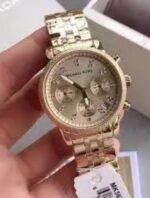Marque: Michael Kors Modèle: RITZ Boîtier: Diamètre : 36 mm Epaisseur : 13 mm Acier inoxydable Argent Cadran: Verre : Minéral Argent Bracelet: Largeur : 22 mm Acier inoxydable Argent Etanchéité: 100 m (10 ATM) Type de boucle: Boucle déployante Détails techniques: Dateur Chronomètre