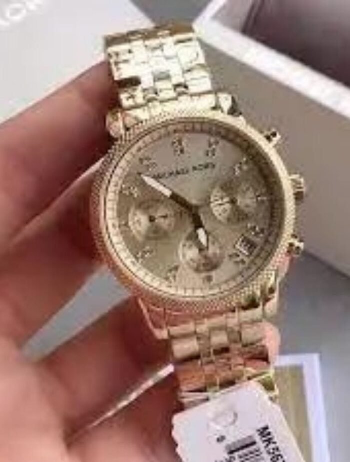 Marque: Michael Kors Modèle: RITZ Boîtier: Diamètre : 36 mm Epaisseur : 13 mm Acier inoxydable Argent Cadran: Verre : Minéral Argent Bracelet: Largeur : 22 mm Acier inoxydable Argent Etanchéité: 100 m (10 ATM) Type de boucle: Boucle déployante Détails techniques: Dateur Chronomètre