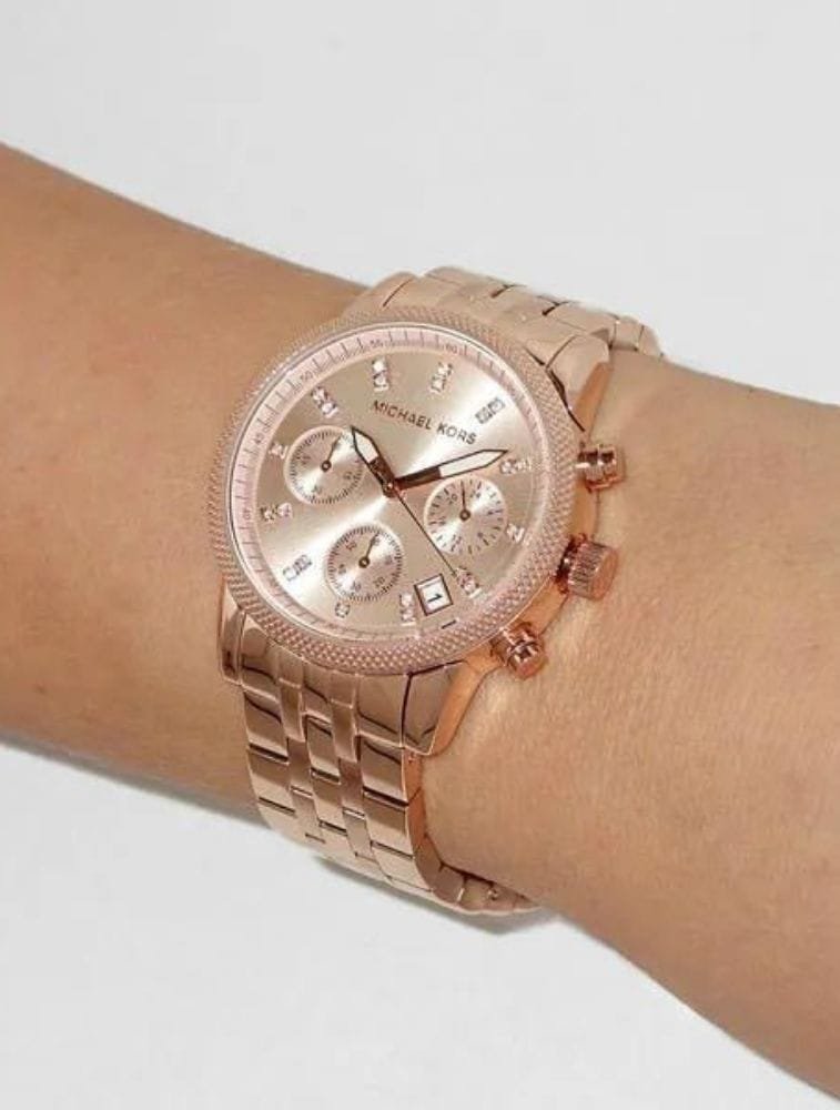 Marque: Michael Kors Modèle: Bradshaw Boîtier: Diamètre : 36 mm Epaisseur : 13 mm Acier inoxydable Argent Cadran: Verre : Minéral Argent Bracelet: Largeur : 22 mm Acier inoxydable Argent Etanchéité: 100 m (10 ATM) Type de boucle: Boucle déployante Détails techniques: Dateur Chronomètre