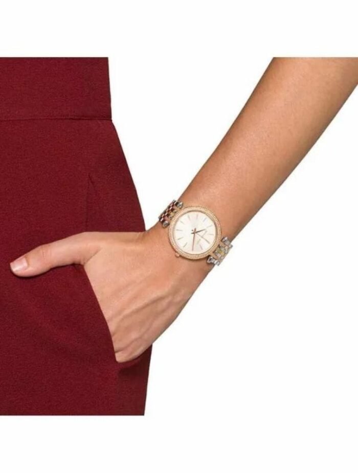 Marque: Michael Kors Modèle: Darci Boîtier: Diamètre : 39 mm Epaisseur : 7 mm Acier inoxydable Argent, doré Cadran: Verre : Minéral Argent Bracelet: Largeur : 19 mm Acier inoxydable Argent, doré Etanchéité: 50 m (5 ATM) Type de boucle: Boucle déployante Détails techniques: Dateur Chronomètre