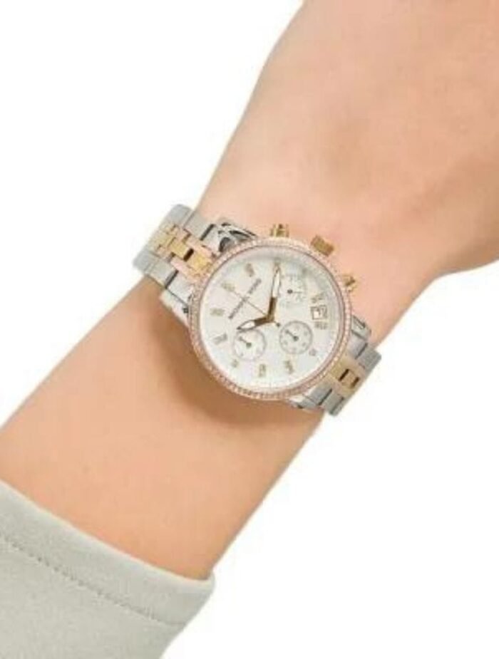 Marque: Michael Kors Modèle: Parker Boîtier: Diamètre : 36 mm Epaisseur : 11 mm Acier inoxydable Argent Cadran: Verre : Minéral Bleu Bracelet: Largeur : 20 mm Acier inoxydable Argent Etanchéité: 100 m (10 ATM) Type de boucle: Boucle déployante Détails techniques: Dateur Chronomètre