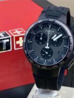 CARACTÉRISTIQUES COULEUR Noir COULEUR DU BRACELET Noir MATIÈRE BRACELET Caoutchouc MOUVEMENT Quartz Suisse