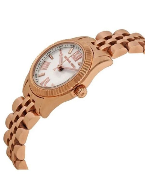 Marque: Michael Kors Modèle: Lexington Boîtier: Diamètre : 26 mm Epaisseur : 8.5 mm Acier inoxydable Pour petit poignet Cadran: Verre : Minéral Argent Bracelet: Largeur : 12 mm Acier inoxydable Argent, doré Type de boucle: Boucle déployante Etanchéité: 100 m (10 ATM) Détails techniques: Dateur Chronomètre