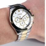 Montre Homme Hugo Boss Ikon 1512960 bicolore portée au poignet, style sport-chic au Maroc.