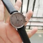 Montre Emporio Armani New Retro AR0388 grise portée au poignet d'un homme au Maroc.