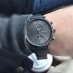 Montre Emporio Armani New Retro AR0388 grise portée au poignet d'un homme au Maroc.