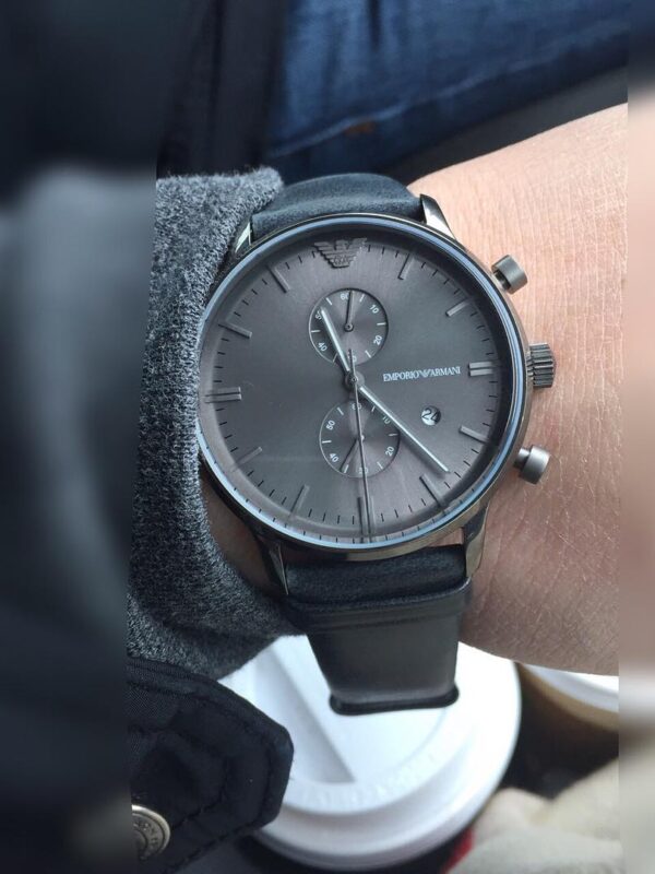 Montre Emporio Armani New Retro AR0388 grise portée au poignet d'un homme au Maroc.