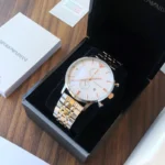 Détails de la montre Emporio Armani New Retro AR0399 dans son coffret au Maroc.