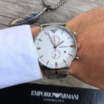 Montre Emporio Armani New Retro AR0399 bicolore portée au poignet d'un homme au Maroc.