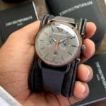 Détails de la montre Emporio Armani Aviator AR11168 tenue en main au Maroc.