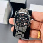 Détails de la montre Emporio Armani Ceramica AR1410 en céramique noire tenue en main au Maroc.