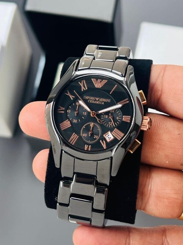 Détails de la montre Emporio Armani Ceramica AR1410 en céramique noire tenue en main au Maroc.