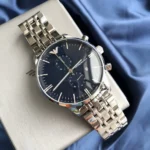Détails de la montre Emporio Armani New Retro AR1648 bleue présentée sur son coffret au Maroc.