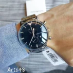 Montre Emporio Armani New Retro AR1648 argentée et bleue portée au poignet d'un homme au Maroc.