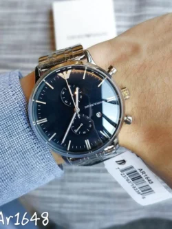 Montre Emporio Armani New Retro AR1648 argentée et bleue portée au poignet d'un homme au Maroc.