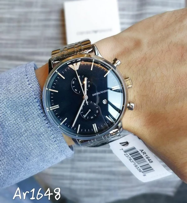 Montre Emporio Armani New Retro AR1648 argentée et bleue portée au poignet d'un homme au Maroc.