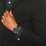 Montre Emporio Armani Luigi AR1736 bleue et argentée portée au poignet d'un homme au Maroc.