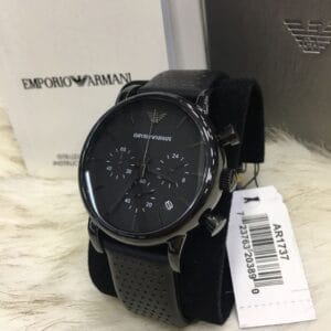 Montre Emporio Armani Homme au Maroc : Prix, Collections et Guide 2026 Détails de la montre Emporio Armani Luigi AR1737 noire dans son coffret au Maroc.