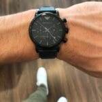 Montre Emporio Armani Luigi AR1737 noire portée au poignet d'un homme au Maroc.