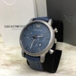 Détails de la montre Emporio Armani Luigi AR1969 bleue dans son coffret au Maroc.