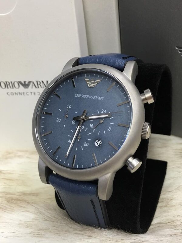Détails de la montre Emporio Armani Luigi AR1969 bleue dans son coffret au Maroc.