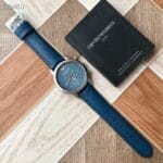 Montre Emporio Armani Luigi AR1969 bleue et argentée portée avec sa boîte, au Maroc.