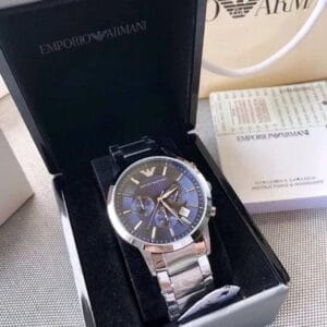 Montre Emporio Armani Homme au Maroc : Prix, Collections et Guide 2026 Détails de la montre Emporio Armani Renato AR2448 et de son coffret au Maroc.