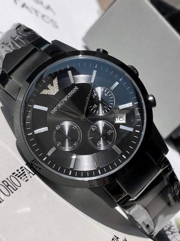 Montre Emporio Armani Renato AR2453 noire portée au poignet d'un homme au Maroc.