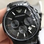 Montre Emporio Armani Renato AR2453 noire portée au poignet d'un homme au Maroc.