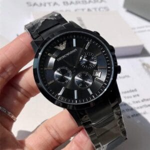 Montre Emporio Armani Homme au Maroc : Prix, Collections et Guide 2026 Montre Emporio Armani Renato AR2453 noire portée au poignet d'un homme au Maroc.
