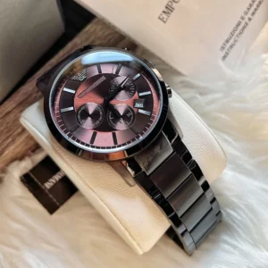 Montre Emporio Armani Homme au Maroc : Prix, Collections et Guide 2026 Détails de la montre Emporio Armani Renato AR2454 grise dans son coffret au Maroc.