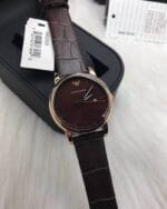 Détails de la montre Emporio Armani Renato AR2503 en or rose dans son coffret au Maroc.