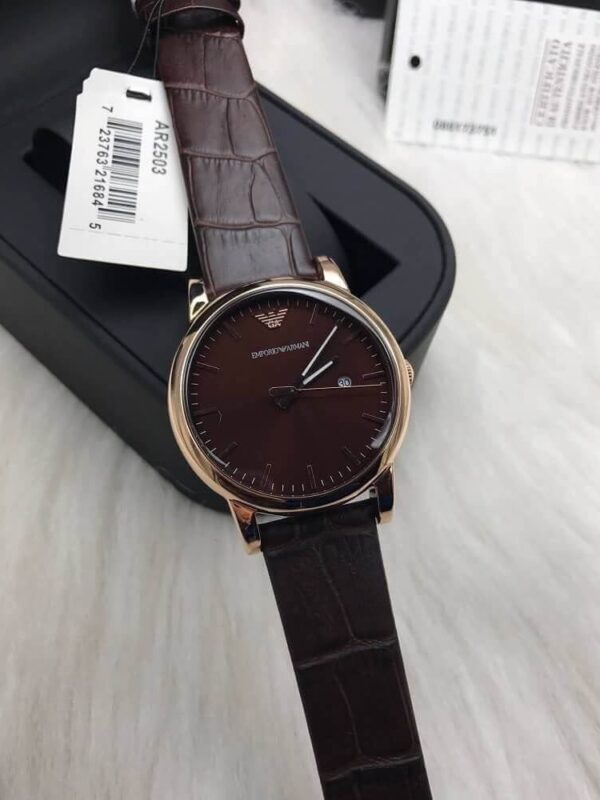 Détails de la montre Emporio Armani Renato AR2503 en or rose dans son coffret au Maroc.