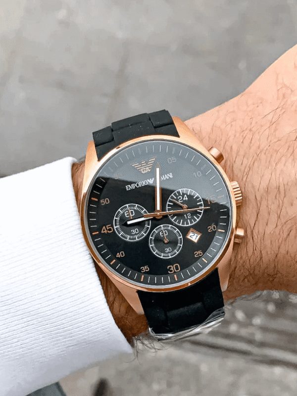 Montre Emporio Armani AR5905 en or rose et silicone noir, portée au poignet d'un homme au Maroc.