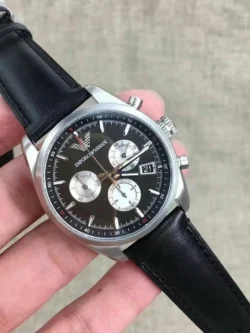 Détails de la montre Emporio Armani Tazio AR6009 tenue en main au Maroc.