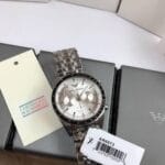 Détails de la montre Emporio Armani Sportivo AR6073 argentée dans son coffret au Maroc.