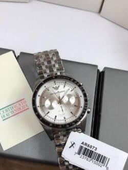 Détails de la montre Emporio Armani Sportivo AR6073 argentée dans son coffret au Maroc.