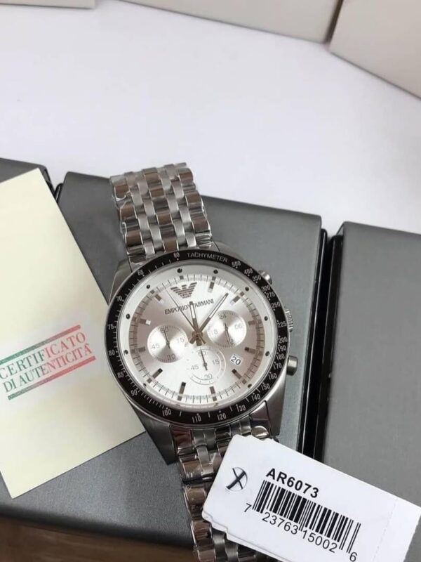 Détails de la montre Emporio Armani Sportivo AR6073 argentée dans son coffret au Maroc.