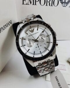 Montre Emporio Armani Homme au Maroc : Prix, Collections et Guide 2026 Détails de la montre Emporio Armani Sportivo AR6073 argentée dans son coffret au Maroc.