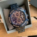 Détails de la montre Guess Monterey W0522G3 bleue dans son coffret au Maroc.