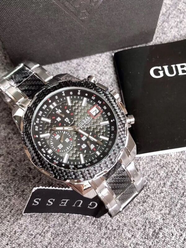 Détails de la montre Guess Octane W1046G1 présentée avec sa boîte au Maroc.